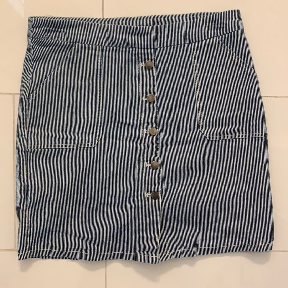 Striped size 6 pull-on stretch skort.